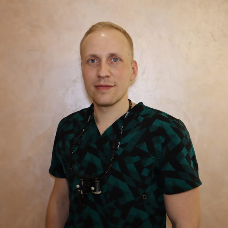 Финагеев Денис Михайлович хирург стоматолог